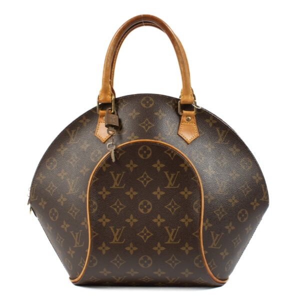Shop safe online at Labellov in Antwerp, Brussels and Knokke this 100% authentic second hand Louis Vuitton Monogram Ellipse MM Top Handle. Veilig online tweedehands authentieke Louis Vuitton Monogram Ellipse MM handtas kopen bij Labellov. 