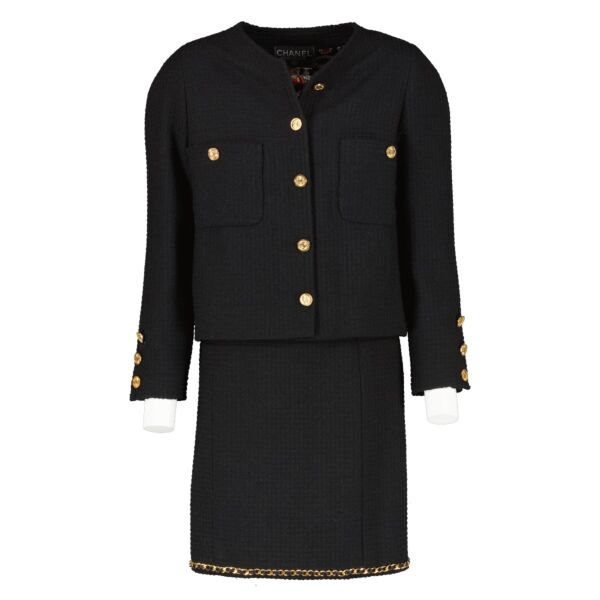 Authentic vintage second hand Chanel 90A Tweed Little Black Jacket/Skirt Set on www.labellov.com. Veilig online tweedehands authentieke Chanel 96A zwarte tweed set kopen bij Labellov. 