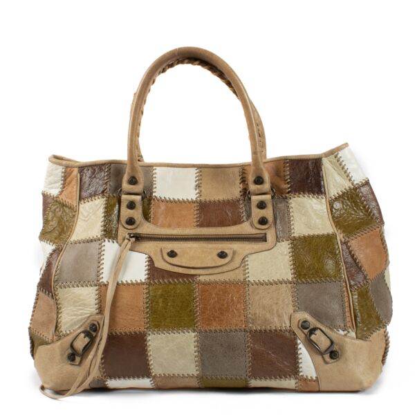 Balenciaga Multicolor Patchwork Sunday Bag aan de beste prijs bij Labellov tweedehands luxe in Antwerpen en Knokke. We buy and sell your preloved and brand new designer bags.