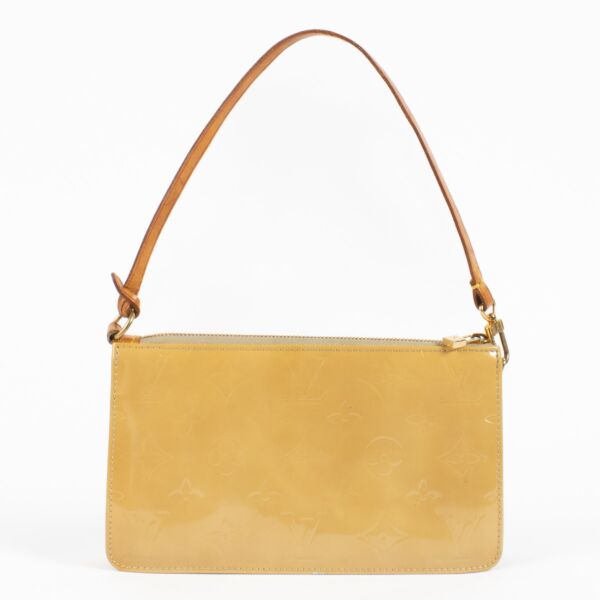 Shop safe online at Labellov in Antwerp and Knokke this second hand Louis Vuitton Beige Monogram Vernis Lexington Pochette