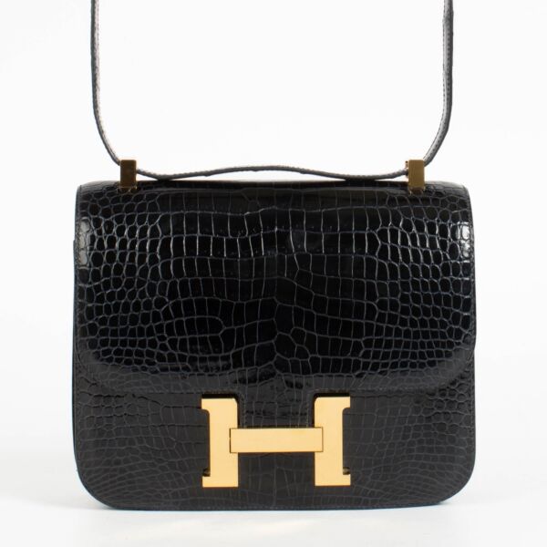 Shop safe online at Labellov in Antwerp, Brussels and Knokke this 100% authentic second hand Hermès Constance 24 blue indigo porosus GHW. Veilig online tweedehands authentieke Hermès Constance 24 blue indigo porosus GHW kopen bij Labellov. 