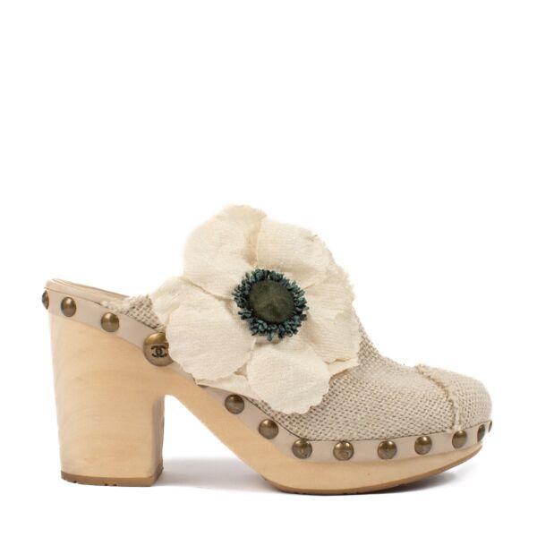 Shop safe online at Labellov in Antwerp, Brussels and Knokke these 100% authentic second hand Chanel Beige Wooden Clogs - size 37. Veilig online tweedehands authentieke Chanel Beige Wooden Clogs - size 37 kopen bij Labellov.