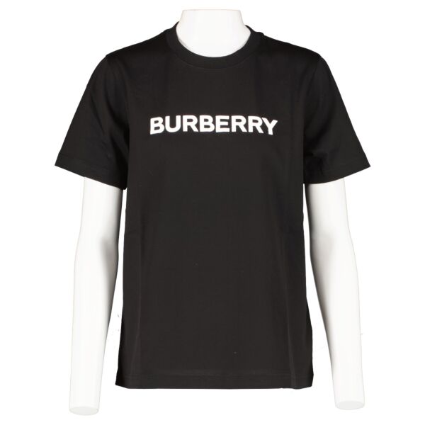 Shop safe online at Labellov in Antwerp, Brussels and Knokke this 100% authentic second hand Burberry Black Logo T-Shirt - size XS. Veilig online tweedehands authentiek Burberry Black Logo T-Shirt - size XS kopen bij Labellov. 