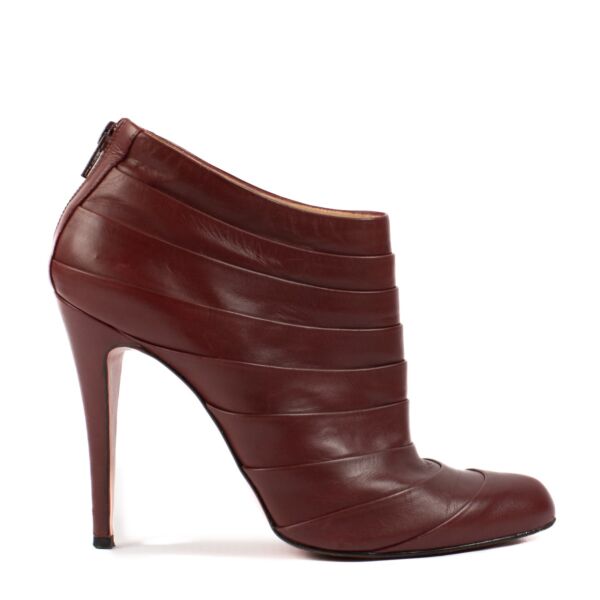 Shop safe online at Labellov in Antwerp, Brussels and Knokke these 100% authentic second hand Christian Louboutin Burgundy Ankle Boots - size 40
