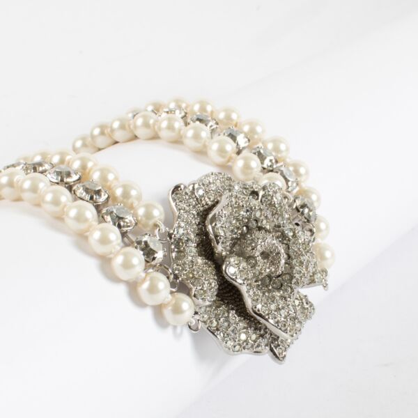Authentic Second Hand Valentino Garavani Silver Flower Diamond and Pearl Necklace on Labellov.com