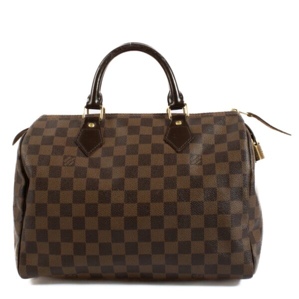 Louis Vuitton Damier Ebene Speedy 30 aan de beste prijs bij Labellov tweedehands luxe in Antwerpen en Knokke. Wij kopen en verkopen steeds aan de beste prijs.