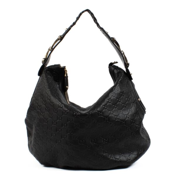 Shop safe online at Labellov in Antwerp, Brussels and Knokke this 100% authentic second hand Gucci Black Guccissima Pelham Shoulder Bag. Veilig online tweedehands authentieke Gucci Black Guccissima Pelham handtas kopen bij Labellov. 