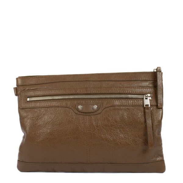 Shop safe online at Labellov in Antwerp, Brussels and Knokke this 100% authentic second hand Balenciaga Brown Arena Clip M Clutch. Veilig online tweedehands authentieke Balenciaga Brown Arena Clip M Clutch kopen bij Labellov. 