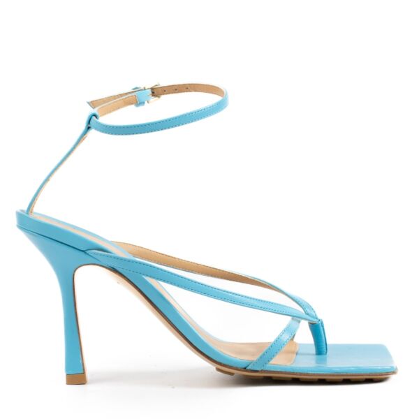 Shop safe online at Labellov in Antwerp, Brussels and Knokke these 100% authentic second hand Bottega Veneta Blue Sandal Heels - size 37. Veilig online tweedehands authentieke Bottega Veneta Blue Sandal Hakken kopen bij Labellov. 