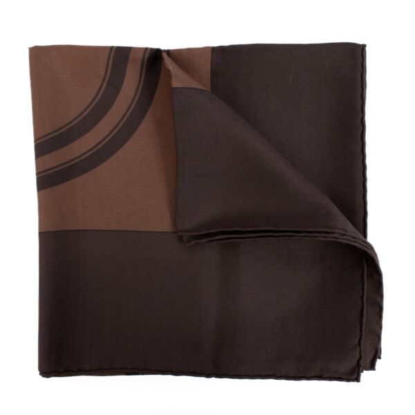 Shop safe online at Labellov in Antwerp, Brussels and Knokke this 100% authentic second hand Hermès Brown Brides De Gala Silk Carré 90 Scarf. Veilig online tweedehands authentieke Hermès Brown Brides De Gala Silk Carré 90 Sjaal kopen bij Labellov. 