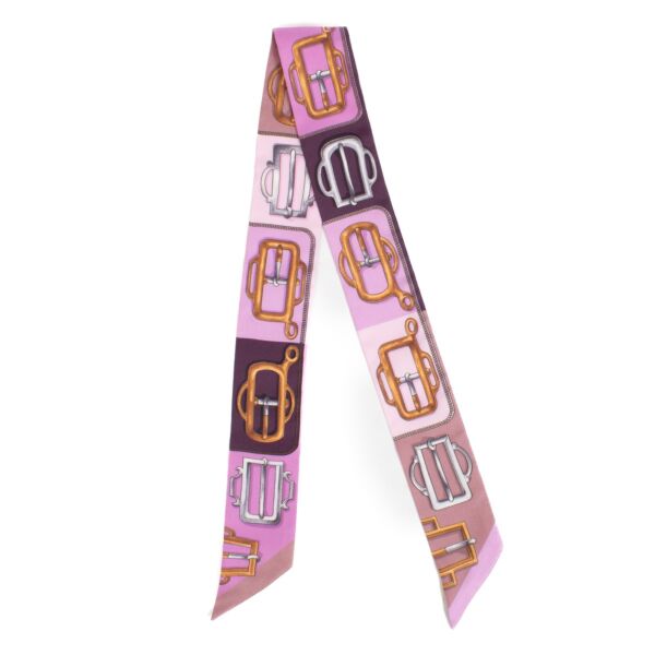 Shop safe online at Labellov in Antwerp, Brussels and Knokke this 100% authentic second hand Hermès Pink Bouclerie d'Attelage Silk Twilly Scarf. Veiling online tweedehands authentieke Hermès Pink Bouclerie d'Attelage Silk Twilly Sjaal kopen bij Labellov. 
