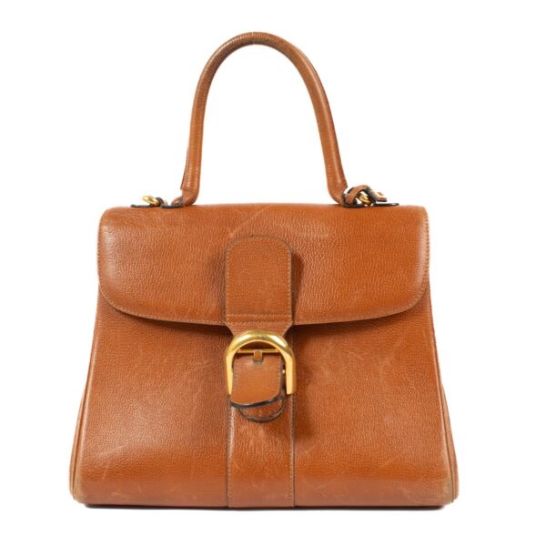 Shop safe online at Labellov in Antwerp, Brussels and Knokke this 100% authentic second hand Delvaux Cognac MM Brillant. Veilig online tweedehands authentieke Delvaux Cognac MM Brillant bij Labellov. 