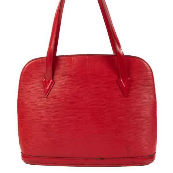 Louis Vuitton Red Epi Leather Lussac Shoulder Bag aan de beste prijs bij Labellov tweedehands luxe in Antwerpen en Knokke. Wij kopen en verkopen aan de beste prijs.