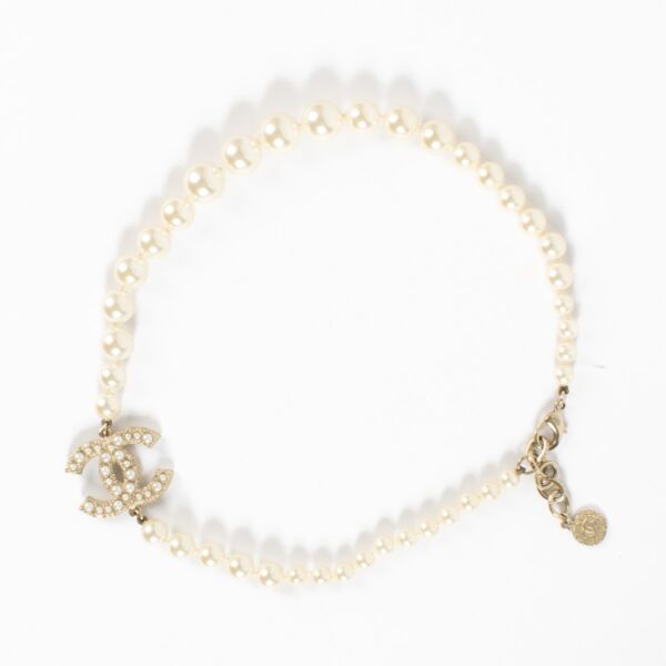 Shop safe online at Labellov in Antwerp, Brussels and Knokke this 100% authentic second hand Chanel 19v Faux Pearl Chocker Necklace. Veilig online tweedehands authentieke Chanel 19v Faux Pearl Chocker ketting kopen bij Labellov