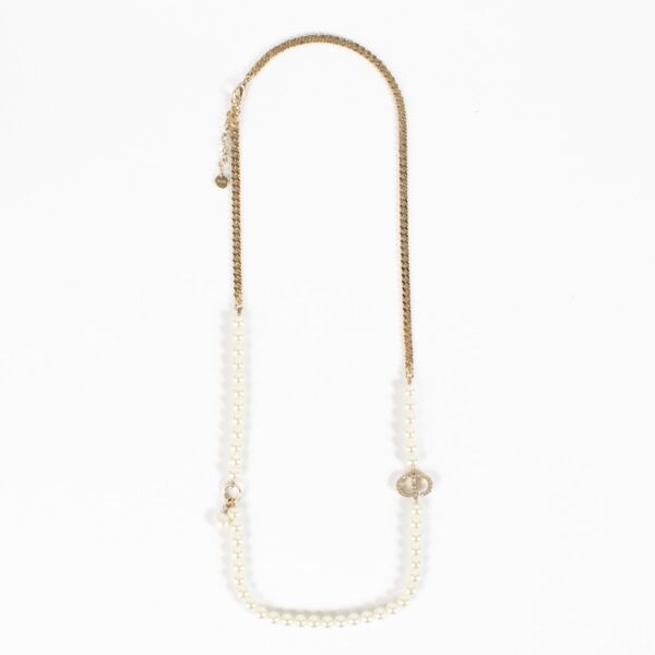 Shop safe online at Labellov in Antwerp, Brussels and KNokke this 100% authentic second hand Christian Dior Gold 30 Montaigne Necklace. Veilig online tweedehands authentieke Christian Dior Gold 30 Montaigne ketting kopen bij Labellov. 