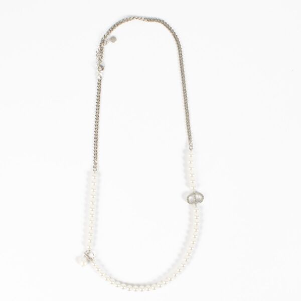 Shop safe online at Labellov in Antwerp, Brussels and Knokke this 100% authentic second hand Christian Dior Silver 30 Montaigne Necklace. Veilig online tweedehands authentieke Christian Dior Silver 30 Montaigne ketting kopen bij Labellov. 