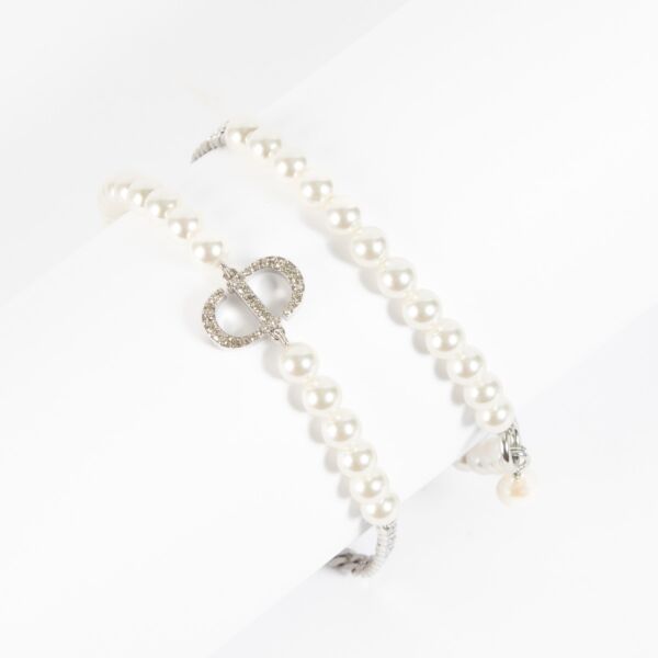 Shop safe online at Labellov in Antwerp, Brussels and Knokke this 100% authentic second hand Christian Dior Silver 30 Montaigne Necklace. Veilig online tweedehands authentieke Christian Dior Silver 30 Montaigne ketting kopen bij Labellov. 