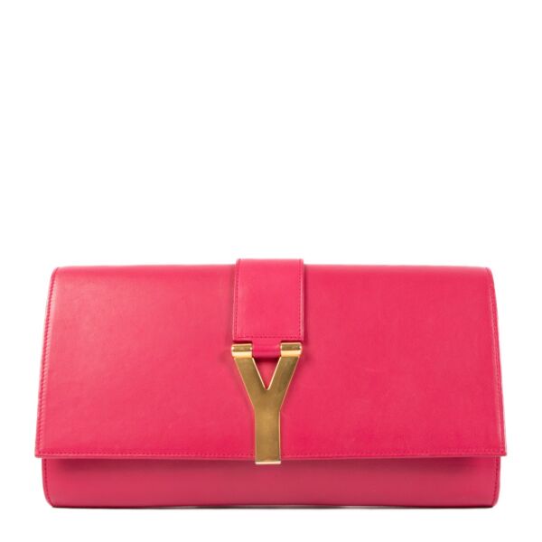 Shop safe online at Labellov in Antwerp, Brussels and Knokke this 100% authentic second hand Saint Laurent Fuchsia Y Clutch. Veilig online tweedehands authentieke Saint Laurent Fuchsia Y Clutch kopen bij Labellov in Antwerpen. 