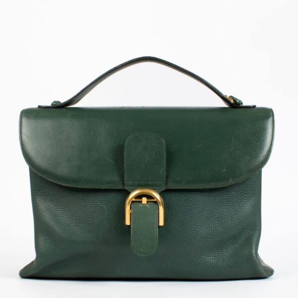Shop the pre-loved Delvaux Brillant Briefcase in green leather with gold buckle closure—an iconic piece of Belgian luxury craftsmanship. Available now at Labellov in Antwerpen and Knokke.
