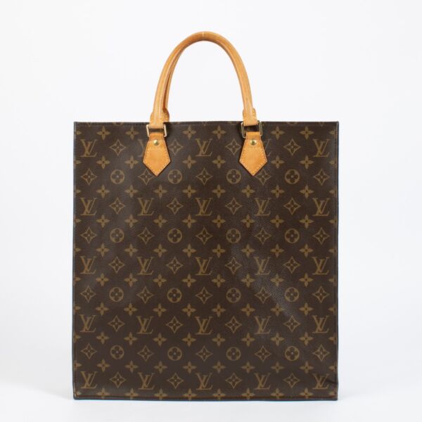 Shop the pre-loved Louis Vuitton Monogram Sac Plat—an iconic structured tote crafted in classic Monogram canvas. Available now at Labellov, your trusted source for luxury designer bags in Antwerpen and Knokke.