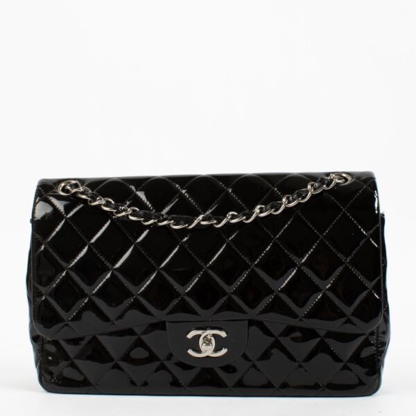 Shop safe online at Labellov in Antwerp, Brussels and Knokke this 100% authentic second hand Chanel Black Patent Large Classic Flap Bag. Veilig online tweedehands authentieke Chanel Black Patent Large Classic Flap Bag handtas kopen bij Labellov.