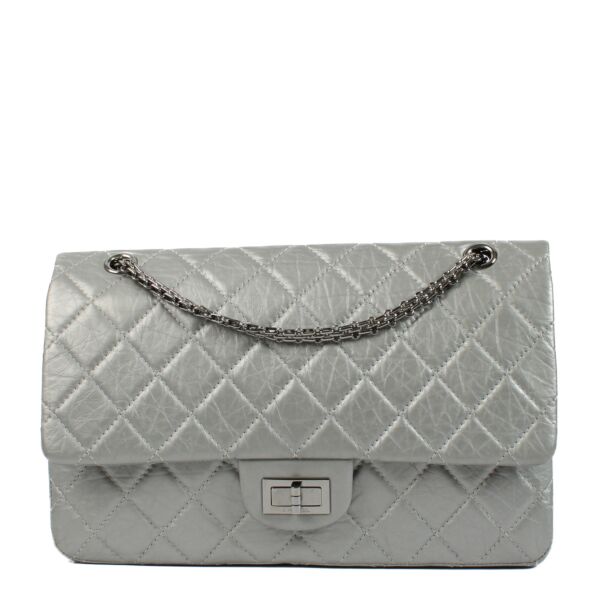 Chanel Matte Metallic Silver Maxi 2.55 Bag aan de beste prijs bij Labellov tweedehands luxe in Antwerpen en Knokke. Koop en verkoop aan de beste prijs. 