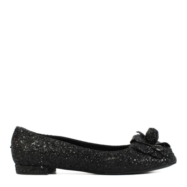 Shop safe online at Labellov in Antwerp, Brussels and Knokke these 100% authentic second hand Chanel Glitter Camellia Ballerinas - size 39. Veilig online tweedehands authentieke Chanel Glitter Camellia Ballerinas kopen bij Labellov. 