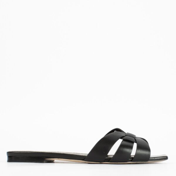 Shop pre-loved Saint Laurent Black Sandals in size 37.5 – featuring a sleek leather finish and timeless stiletto silhouette. Available now at Labellov, your trusted source for luxury designer shoes in Antwerpen and Knokke.