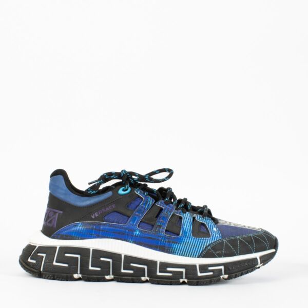 Shop pre-loved Versace Blue Sneakers in size 42, crafted in leather with bold detailing. Discover this statement piece at Labellov – your trusted source for luxury designer footwear in Antwerpen and Knokke.