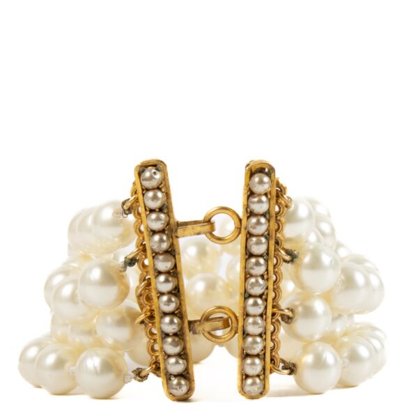 Authentic second hand Chanel Vintage White Faux Pearl Bracelet on Labellov.com 