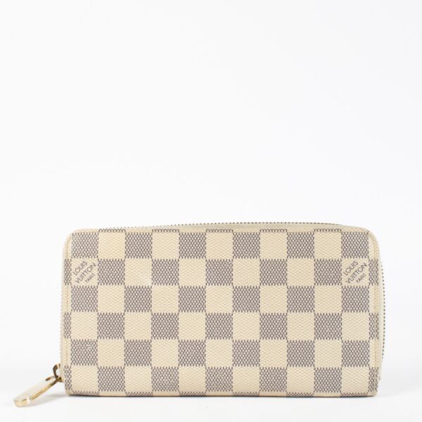 This item is in very good pre-loved condition, with minor signs of use on the zipper pull and edges. The interior is clean and well-preserved, showing light wear consistent with gentle use. Hardware remains bright and functional.