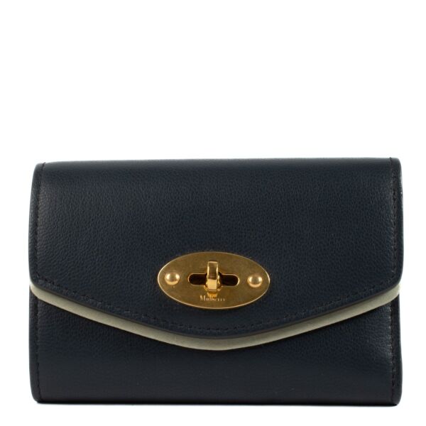 Shop safe online at Labellov in Antwerp, Brussels and Knokke this 100% authentic second hand Mulberry Blue Darley Folded Multi-Card Wallet. Veilig online tweedehands authentiek Mulberry portefeuille kopen bij Labellov. 