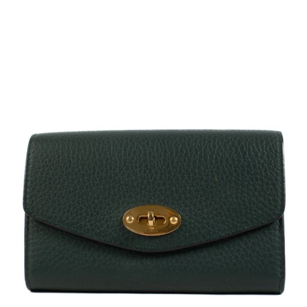 Shop safe online at Labellov in Antwerp, Brussels and Knokke this 100% authentic second hand Mulberry Green Heavy Grain Medium Darley Wallet