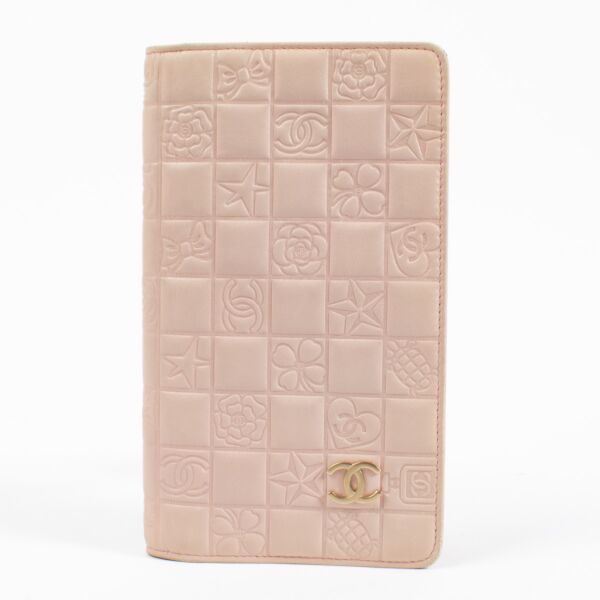 Shop safe online at Labellov in Antwerp, Brussels and Knokke this 100% authentic second hand Chanel Pink Precious Symbols Long Wallet