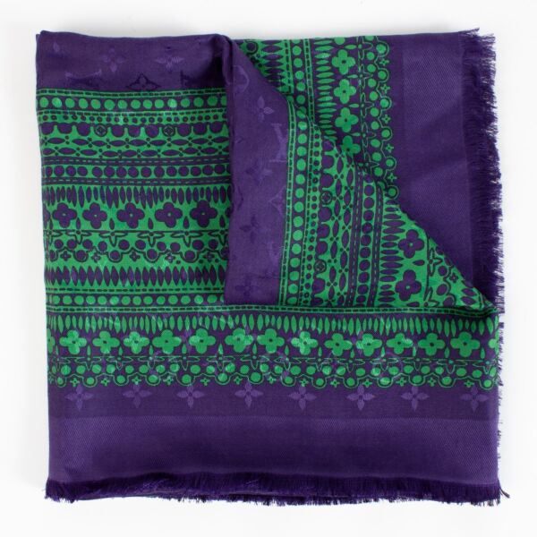 Shop safe online at Labellov in Antwerp, Brussels and Knokke this 100% authentic Louis Vuitton Purple/Green Monogram Classic Shawl
