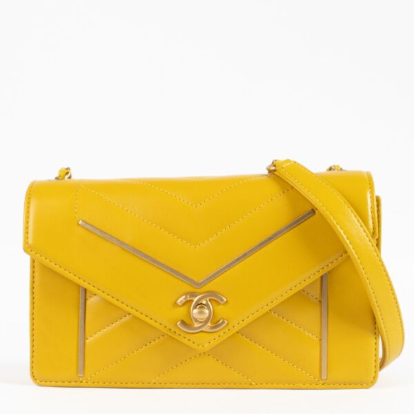 Chanel Yellow Chevron Envelope Flap Bag aan de beste prijs bij Labellov tweedehands luxe in Antwerpen en Knokke.
