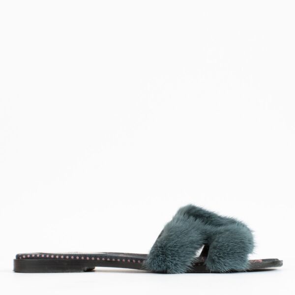 Shop safe online at Labellov in Antwerp, Brussels and Knokke this 100% authentic second hand Hermès Bleu Paon Mink Fur Oran Sandals -  size 38