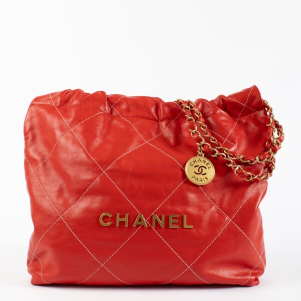 Shop safe online at Labellov in Antwerp, Brussels and Knokke this 100% authentic second hand Chanel Bright Red Small Chanel 22