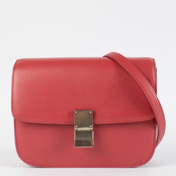 Very good condition. The exterior leather shows minimal signs of wear with light creasing and faint scratches typical of pre-owned smooth leather. Hairline scratches on the hardware. The interior is clean and well-kept with some gentle signs of use. Comes