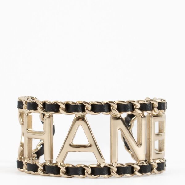 Authentic pre-loved Chanel 20C Logo Leather Bracelet – Size S on Labellov.com