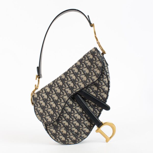Shop safe online at Labellov in Antwerp, Brussels and Knokke this 100% authentic second hand Christian Dior Blue Oblique Saddle Bag. Veilig online tweedehands authentiek Christian Dior Blue Oblique Saddle handtas kopen bij Labellov. 