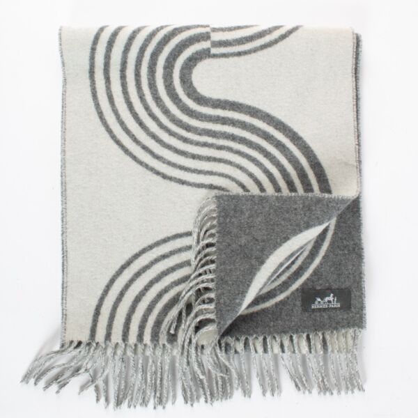 Authentic Second Hand Hermès Cashmere Scarf Grey on Labellov.com