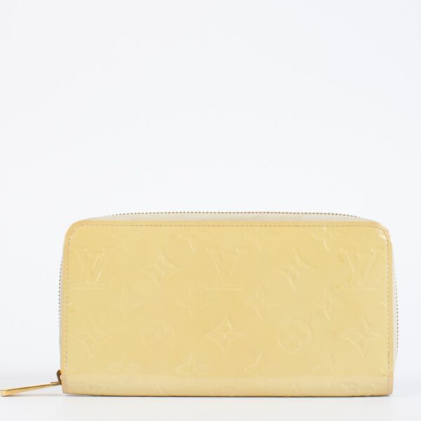 Authentic secon-hand Louis Vuitton Beige Monogram Vernis Zippy Wallet on labellov.com