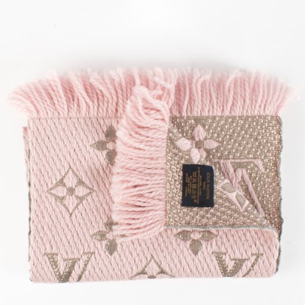 Shop safe online at Labellov in Antwerp, Brussels and KNokke this 100% authentic second hand Louis Vuitton Pink Logomania Scarf