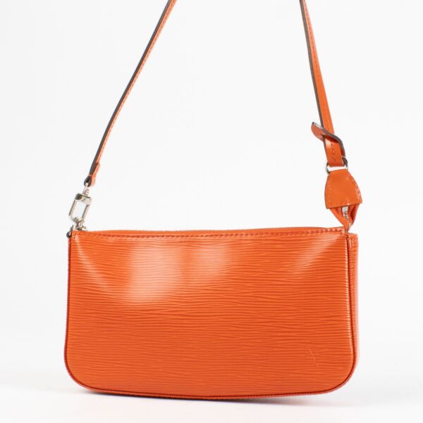 Louis Vuitton Tangerine Red Epi Pochette Accessoire Bag aan de beste prijs bij Labellov tweedehands luxe
