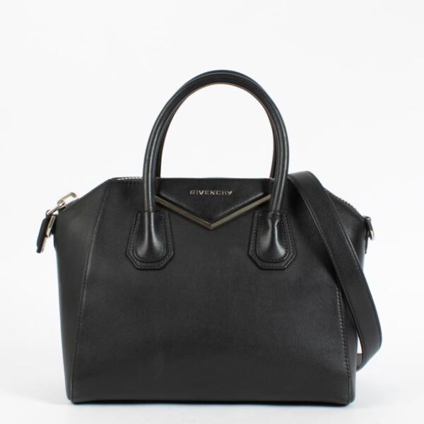 Shop the authentic Givenchy Black Small Antigona Bag second hand on Labellov.com.