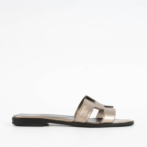 Authentic pre-loved Hermès Silver Calfskin Oran Sandals - Size 37 on Labellov.com