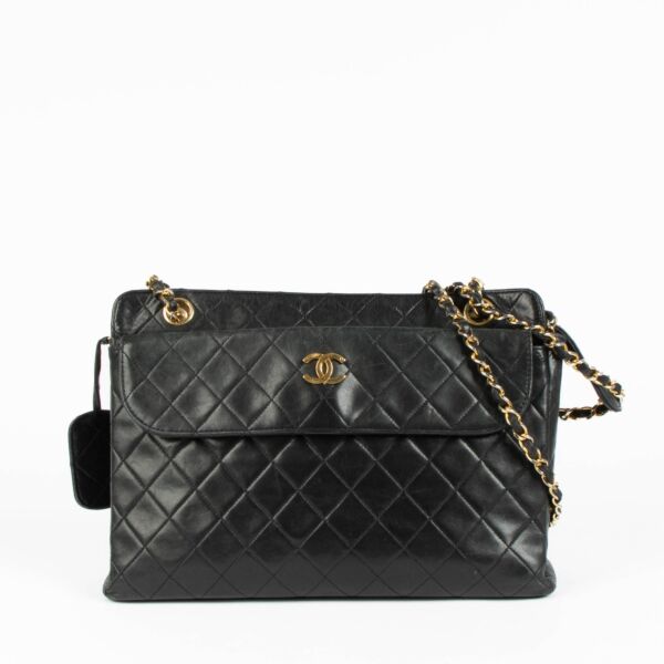 Authentic pre-loved Chanel Black Vintage With Wallet Shoulder Bag on Labellov.com