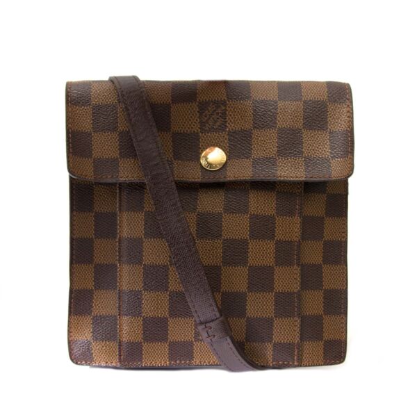 Louis Vuitton Damier Ebene pimlico Crossbody Bag Buy authentic designer Louis Vuitton secondhand bags at Labellov at the best price. Safe and secure shopping. Koop tweedehands authentieke Louis Vuitton tassen bij designer webwinkel labellov.