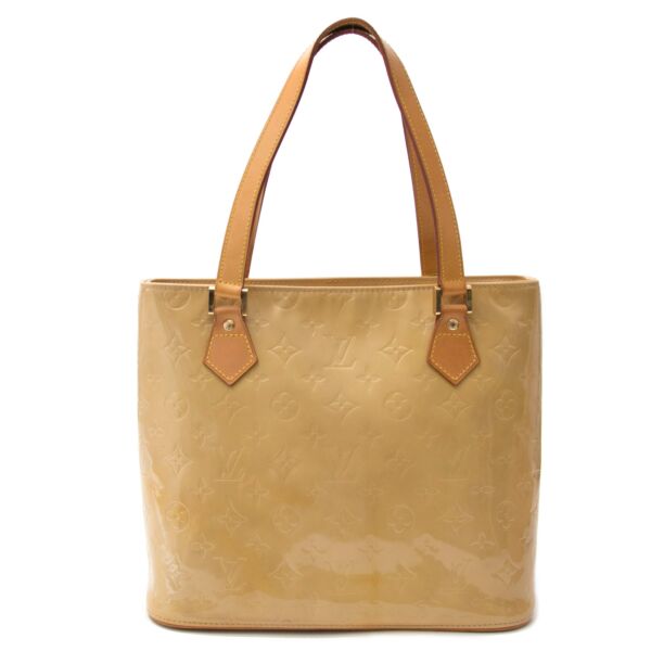 Louis Vuitton Beige Houston Vernis Monogram Bag Buy authentic designer Louis Vuitton secondhand bags at Labellov at the best price. Safe and secure shopping. Koop tweedehands authentieke Louis Vuitton tassen bij designer webwinkel labellov.